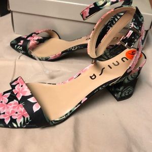 Size 91/2. Print new sandals with a heel.